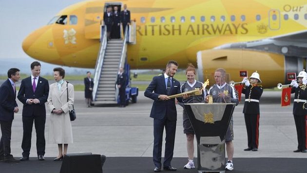 Anglický fotbalist David Beckham s olympijským ohňem po přistání ve Velké Británii na základnu RNAS Culdrose poblíž Helstonu. Anglický fotbalist David Beckham s olympijským ohňem po přistání ve Velké Británii na základnu RNAS Culdrose poblíž Helstonu.