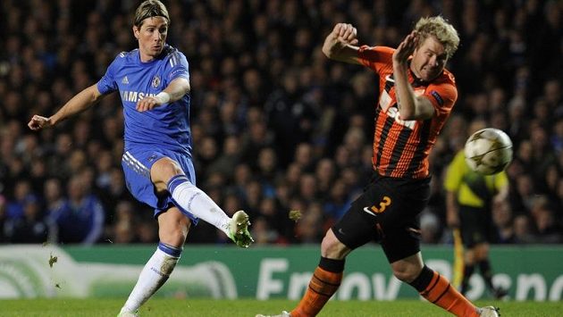 Tomáš Hübschman se marně snaží zblokovat střelu Ferdinanda Torrese z Chelsea. Tomáš Hübschman se marně snaží zblokovat střelu Ferdinanda Torrese z Chelsea.