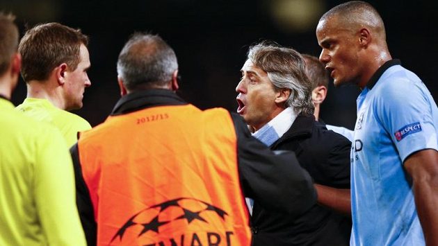 Rozčilený kouč Manchesteru City Roberto Mancini spílá sudímu. Rozčilený kouč Manchesteru City Roberto Mancini spílá sudímu.