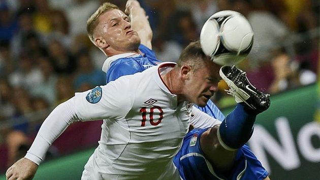 Ital Ignazio Abate (vzadu) anglického kanonýra Wayna Rooneyho pečlivě střežil Ital Ignazio Abate (vzadu) anglického kanonýra Wayna Rooneyho pečlivě střežil