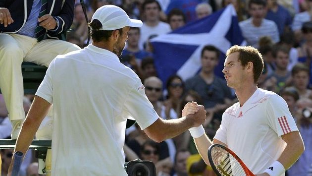 Andy Murray (vpravo) si podává ruku s Ivem Karlovičem po konci zápasu na Wimbledonu. Andy Murray (vpravo) si podává ruku s Ivem Karlovičem po konci zápasu na Wimbledonu.