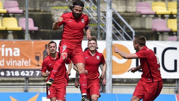 Pavel Zavadil (nahoře) se spoluhráči z Brna slaví gól. Zbrojovka vyhrála na půdě Příbrami 3:2. Pavel Zavadil (nahoře) se spoluhráči z Brna slaví gól. Zbrojovka vyhrála na půdě Příbrami 3:2.