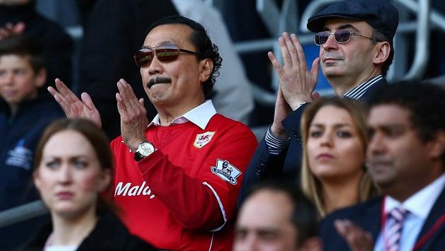 Majitel Cardiff City VIncent Tan rád nosil červený dres svého klubu. Samotní fanoušci však červené dresy nepřijali. Majitel Cardiff City VIncent Tan rád nosil červený dres svého klubu. Samotní fanoušci však červené dresy nepřijali.