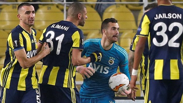 Brankář Fenerbahce Harun Tekin se stal hrdinou, když lapil Makovu penaltu. Zleva mu gratulují Mehmet Topal a Islam Slimaní. Brankář Fenerbahce Harun Tekin se stal hrdinou, když lapil Makovu penaltu. Zleva mu gratulují Mehmet Topal a Islam Slimaní.