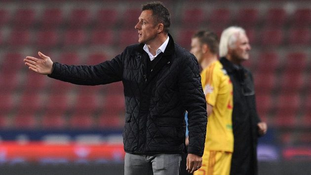 Trenér Dukly Luboš Kozel mohl být s podzimem spokojen, takže žádný div, že by chtěl na jařě bojovat o účast v evropských pohárech. Trenér Dukly Luboš Kozel mohl být s podzimem spokojen, takže žádný div, že by chtěl na jařě bojovat o účast v evropských pohárech.