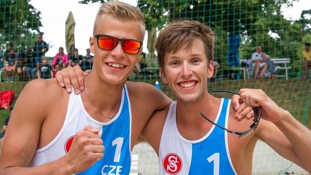 Matyáš Džavoronok společně s Adamem Štočkem nečekaně vyhráli v Brně beachvolejbalové UNIQA MČR hráčů do 22 let. Matyáš Džavoronok společně s Adamem Štočkem nečekaně vyhráli v Brně beachvolejbalové UNIQA MČR hráčů do 22 let.