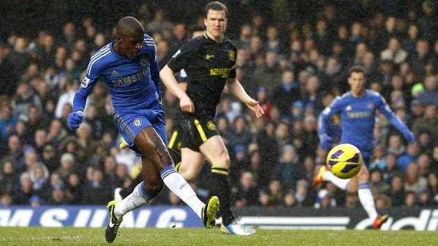Ramires z Chelsea dává gól Wiganu. Ramires z Chelsea dává gól Wiganu.