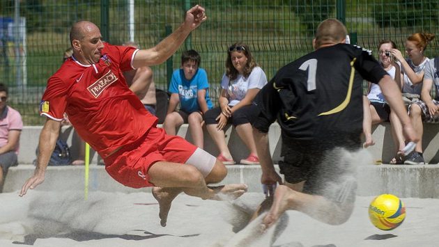 Jan Koller potvrdil roli kanonýra i v plážovém fotbale. Jan Koller potvrdil roli kanonýra i v plážovém fotbale.