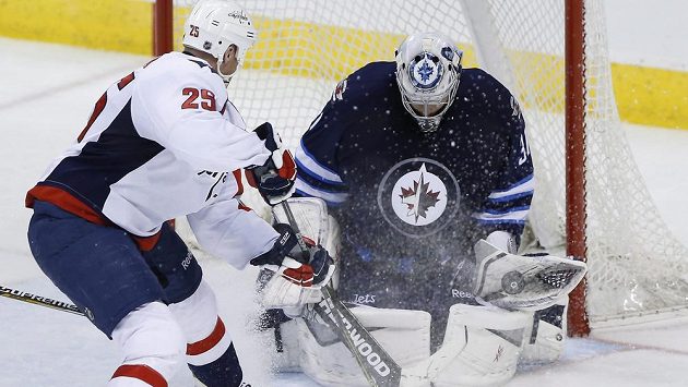 Pavelec o své výsadní postavení ve Winnipegu nejprve přišel, nyní ho získává zpět. Pavelec o své výsadní postavení ve Winnipegu nejprve přišel, nyní ho získává zpět.
