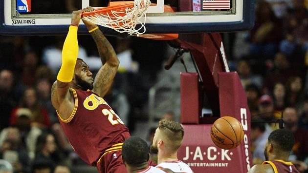 LeBron James z Clevelandu smečuje v zápase s Torontem. LeBron James z Clevelandu smečuje v zápase s Torontem.
