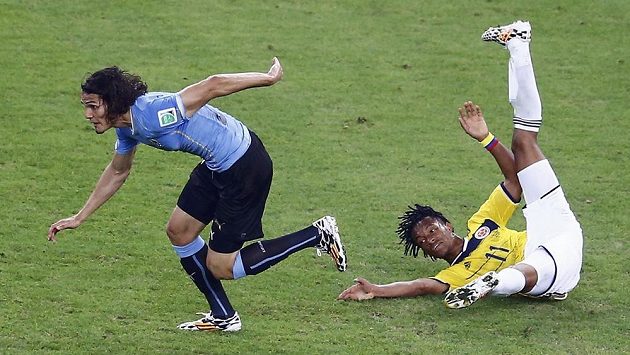 Kolumbijský záložník Juan Cuadrado (vpravo) v utkání s Uruguayí. Kolumbijský záložník Juan Cuadrado (vpravo) v utkání s Uruguayí.