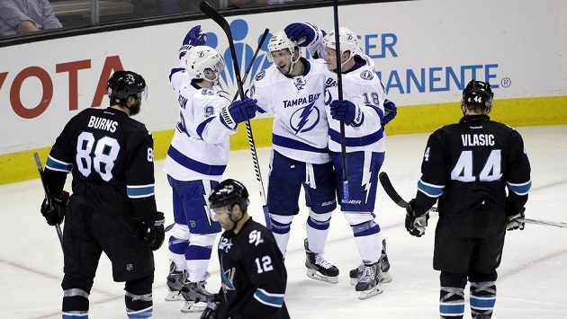 Ondřej Palát (18) z Tampy jásá po svém gólu se spoluhráči Nikitou Kucherovem a Tylerem Johnsonem (9). Ondřej Palát (18) z Tampy jásá po svém gólu se spoluhráči Nikitou Kucherovem a Tylerem Johnsonem (9).