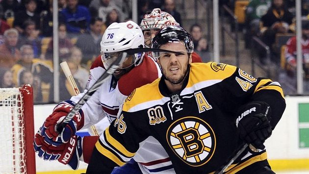 Obránce Montrealu Canadiens P.K. Subban při zákroku proti útočníkovi Bostonu Davidu Krejčímu v play off NHL. Obránce Montrealu Canadiens P.K. Subban při zákroku proti útočníkovi Bostonu Davidu Krejčímu v play off NHL.