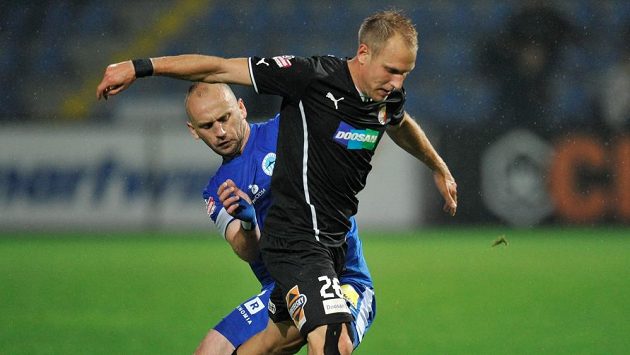 Miloš Karišik (vlevo) z Liberce a Daniel Kolář z Plzně v utkání 8. kola Gambrinus ligy. Miloš Karišik (vlevo) z Liberce a Daniel Kolář z Plzně v utkání 8. kola Gambrinus ligy.