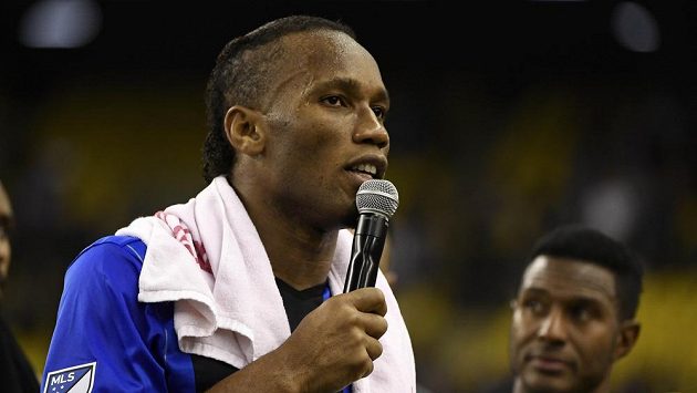 Didier Drogba v dresu Montrealu hovoří k fanouškům po utkání s Torontem. Didier Drogba v dresu Montrealu hovoří k fanouškům po utkání s Torontem.