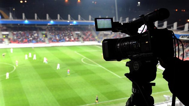 Kamery díky vysokému rozlišení zachytí každý fotbalistův počin, dobrý i špatný... Na snímku na ploše probíhá zápas Plzeň - Liberec. Kamery díky vysokému rozlišení zachytí každý fotbalistův počin, dobrý i špatný... Na snímku na ploše probíhá zápas Plzeň - Liberec.