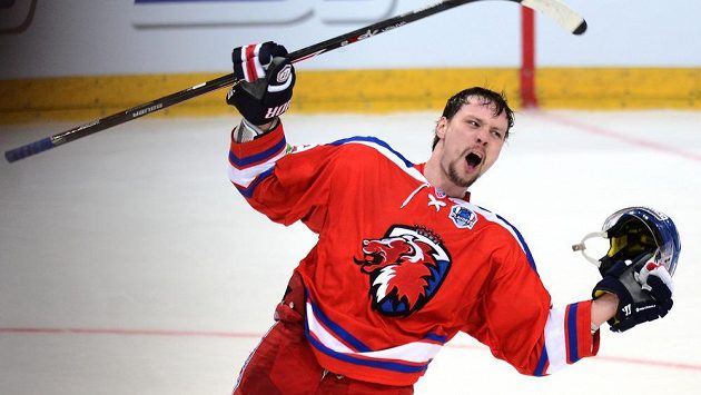 Ondřej Němec ze Lva Praha při oslavě postupu do finále KHL. Ondřej Němec ze Lva Praha při oslavě postupu do finále KHL.