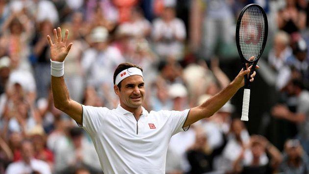 Švýcar Roger Federer se raduje po výhře nad Lucasem Pouillem z Francie. Švýcar Roger Federer se raduje po výhře nad Lucasem Pouillem z Francie.
