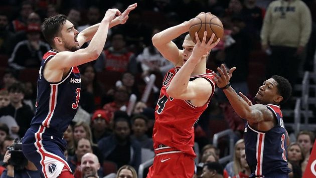 Basketbalista Chicaga Bulls Lauri Markkanen (uprostřed) bráněný Tomášem Satoranským z Washingtonu. Basketbalista Chicaga Bulls Lauri Markkanen (uprostřed) bráněný Tomášem Satoranským z Washingtonu.