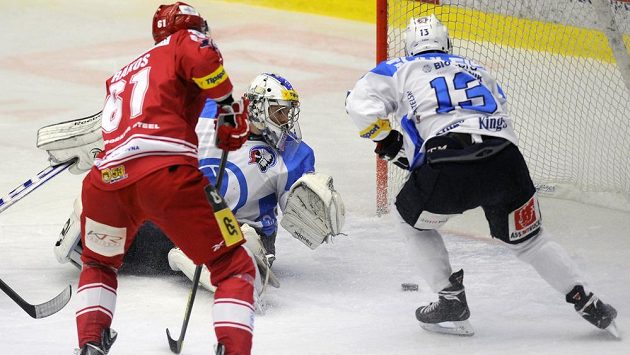Plzeňský brankář Matěj Machovský a útočník Jan Schleiss (vpravo) zasahují před útočníkem Třince Danielem Rákosem. Plzeňský brankář Matěj Machovský a útočník Jan Schleiss (vpravo) zasahují před útočníkem Třince Danielem Rákosem.
