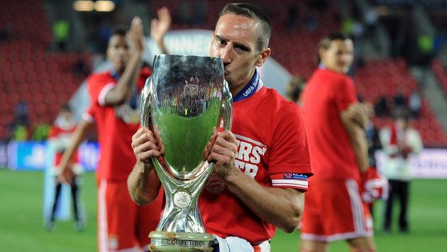 Nejlepší hráč Evropy a Bayernu Mnichov Franck Ribéry s trofejí pro vítěze Superpoháru. Nejlepší hráč Evropy a Bayernu Mnichov Franck Ribéry s trofejí pro vítěze Superpoháru.