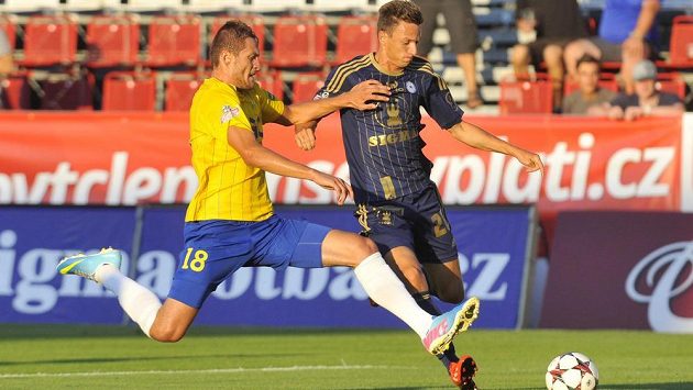 David Jablonský (vlevo) z Teplic se snaží zblokovat střelecký pokus Šimona Falty z Olomouce. David Jablonský (vlevo) z Teplic se snaží zblokovat střelecký pokus Šimona Falty z Olomouce.