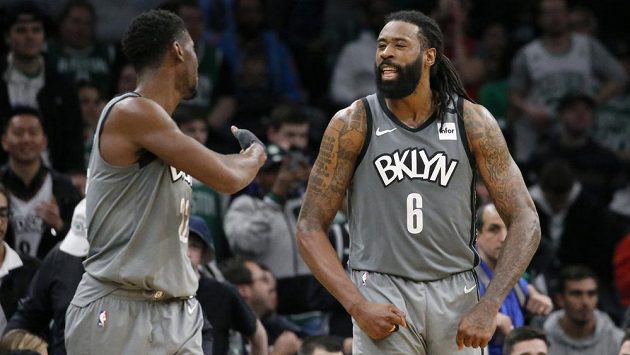Basketbalisté týmu Brooklyn Nets DeAndre Jordan (6) a Caris LeVert slaví. LeVert si vylepšil kariérní v NBA maximum na 51 bodů. Basketbalisté týmu Brooklyn Nets DeAndre Jordan (6) a Caris LeVert slaví. LeVert si vylepšil kariérní v NBA maximum na 51 bodů.