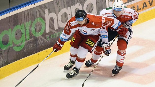 Robin Staněk z Olomouce (vlevo) a Petr Hubáček z Pardubic. Robin Staněk z Olomouce (vlevo) a Petr Hubáček z Pardubic.