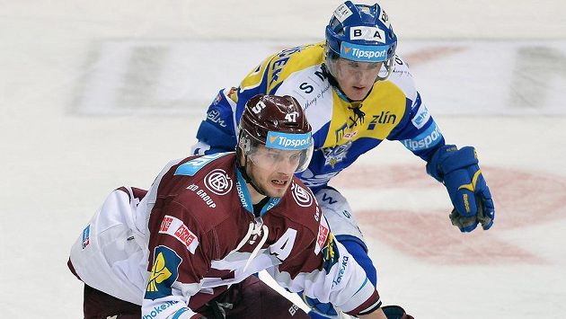 Sparťanský útočník Jan Buchtele (vpředu) a Jiří Ondráček ze Zlína v dohrávce 15. kola hokejové Tipsport extraligy. Sparťanský útočník Jan Buchtele (vpředu) a Jiří Ondráček ze Zlína v dohrávce 15. kola hokejové Tipsport extraligy.