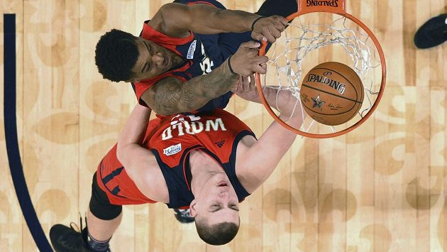 Marquese Chriss (nahoře) a Nikola Jokič. Marquese Chriss (nahoře) a Nikola Jokič.