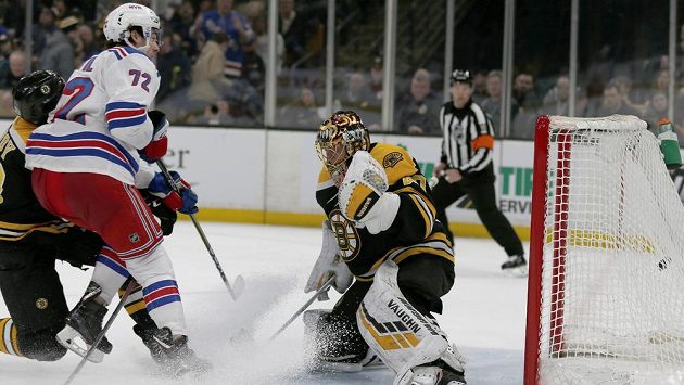 Filip Chytil překonává Tuukku Raska. Filip Chytil překonává Tuukku Raska.