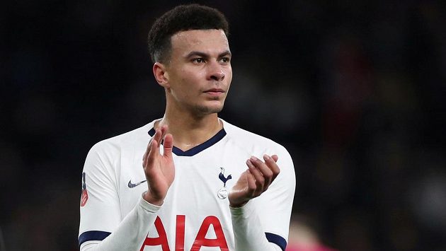 Dele Allimu z Tottenhamu hrozí trest za nevhodné žertování v souvislosti s vypknutím epidemie koronaviru. Dele Allimu z Tottenhamu hrozí trest za nevhodné žertování v souvislosti s vypknutím epidemie koronaviru.