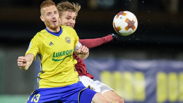 Tomáš Janíček ze Zlína (vlevo) a Martin Frýdek ze Sparty Praha v souboji během utkání 13. kola HET Ligy. Utkání skončilo nerozhodně 2:2. Tomáš Janíček ze Zlína (vlevo) a Martin Frýdek ze Sparty Praha v souboji během utkání 13. kola HET Ligy. Utkání skončilo nerozhodně 2:2.