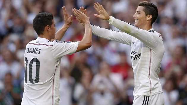 Cristiano Ronaldo z Realu Madrid (vpravo) se raduje se spoluhráčem Jamesem Rodríguezem ze vstřelení gólu proti Barceloně. Cristiano Ronaldo z Realu Madrid (vpravo) se raduje se spoluhráčem Jamesem Rodríguezem ze vstřelení gólu proti Barceloně.