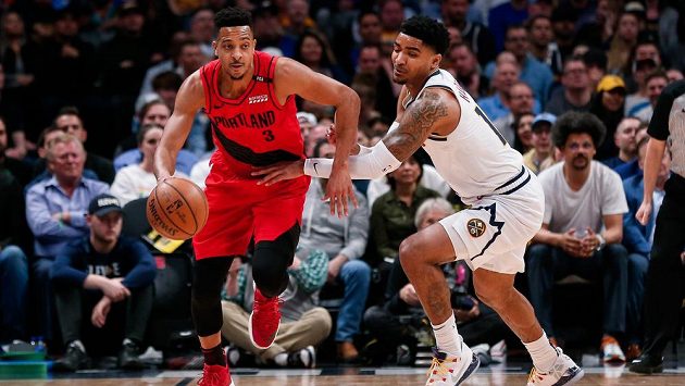 CJ McCollum (vlevo) z Portlandu uniká Garymu Harrisovi z Denveru. CJ McCollum (vlevo) z Portlandu uniká Garymu Harrisovi z Denveru.