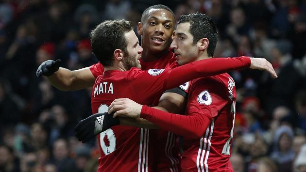 Radost fotbalistů Manchesteru United po gólu Martiala (uprostřed) do sítě Watfordu. Zleva Juan Mata, Anthony Martial a Henrik Mchitarjan. Radost fotbalistů Manchesteru United po gólu Martiala (uprostřed) do sítě Watfordu. Zleva Juan Mata, Anthony Martial a Henrik Mchitarjan.