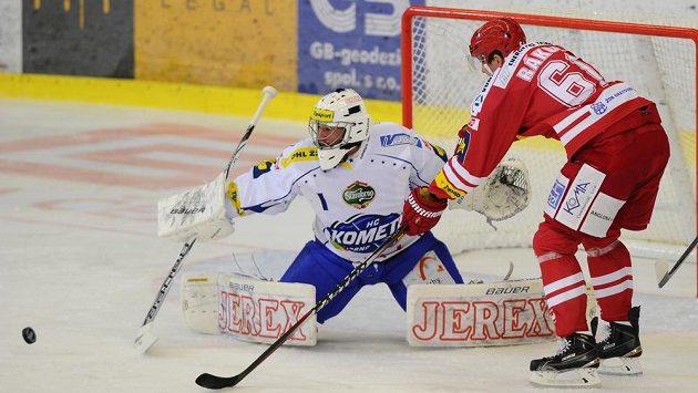 Třinecký útočník Daniel Rákos před brněnským brankářem Markem Čiliakem v zápase 10. kola Tipsport extraligy. Třinecký útočník Daniel Rákos před brněnským brankářem Markem Čiliakem v zápase 10. kola Tipsport extraligy.