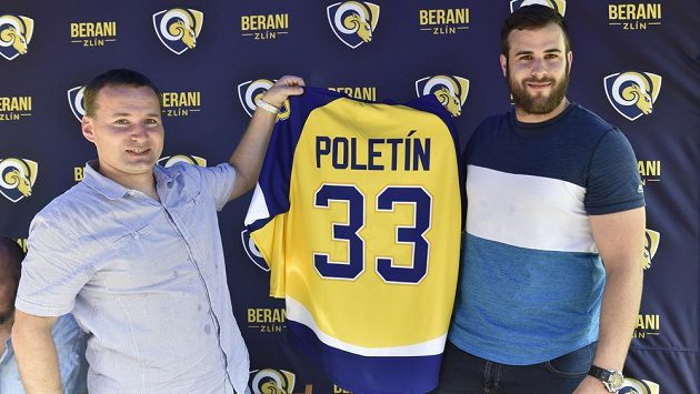Sportovní manažer extraligového hokejového klubu Berani Zlín Jiří Šolc (vlevo) a nový hráč týmu Michal Poletín. Sportovní manažer extraligového hokejového klubu Berani Zlín Jiří Šolc (vlevo) a nový hráč týmu Michal Poletín.