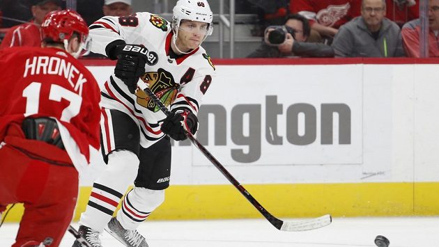 Český mladík Filip Hronek si v dresu Detroitu dělá v NHL dobré jméno. Na snímku je s hvězdou Chicaga Blackhawks Patrickem Kanem (88). Český mladík Filip Hronek si v dresu Detroitu dělá v NHL dobré jméno. Na snímku je s hvězdou Chicaga Blackhawks Patrickem Kanem (88).