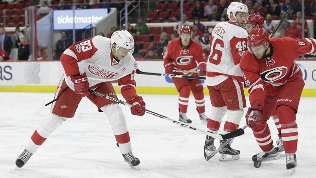 Tomáš Nosek (83) z Detroitu střílí na branku v zápase NHL proti Carolině. Tomáš Nosek (83) z Detroitu střílí na branku v zápase NHL proti Carolině.