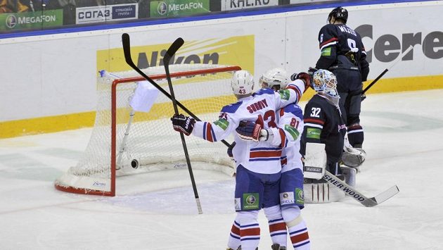 leva Tomáš Surový a Marcel Hossa z týmu Lev Praha se radují z gólu v brance Slovanu. leva Tomáš Surový a Marcel Hossa z týmu Lev Praha se radují z gólu v brance Slovanu.