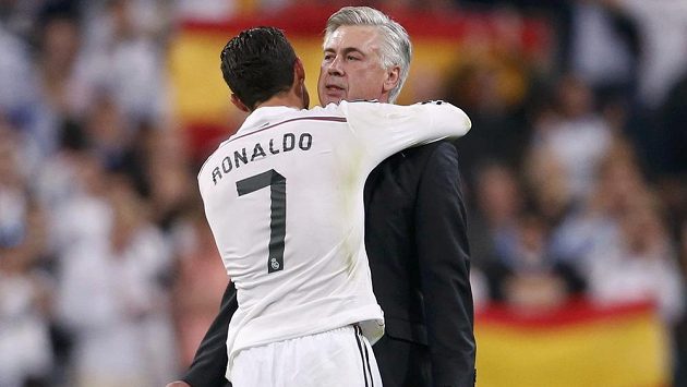 Cristiano Ronaldo z Realu Madrid se objímá s trenérem Carlem Ancelottim Cristiano Ronaldo z Realu Madrid se objímá s trenérem Carlem Ancelottim