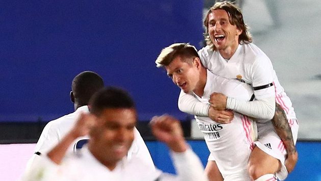 Toni Kroos oslavuje se spoluhráči z Realu gól vstřelený Barceloně. Úspěšného střelce si v euforii osedlal Luka Modrič. Toni Kroos oslavuje se spoluhráči z Realu gól vstřelený Barceloně. Úspěšného střelce si v euforii osedlal Luka Modrič.