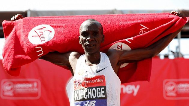 Keňan Eliud Kipchoge vyhrál potřetí v kariéře Londýnský maraton Keňan Eliud Kipchoge vyhrál potřetí v kariéře Londýnský maraton