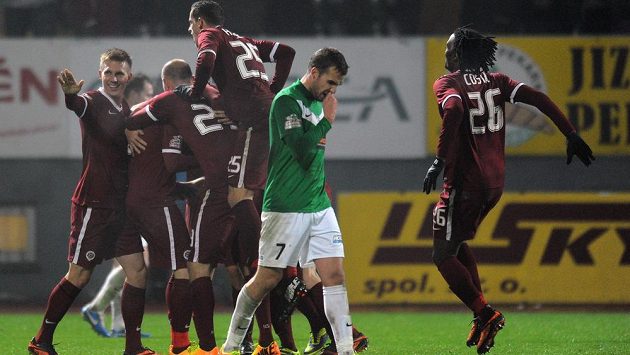 Hráči Sparty Praha oslavují vítězný gól na 3:2 během utkání 16. kola Gambrinus ligy v Jablonci nad Nisou. Hráči Sparty Praha oslavují vítězný gól na 3:2 během utkání 16. kola Gambrinus ligy v Jablonci nad Nisou.