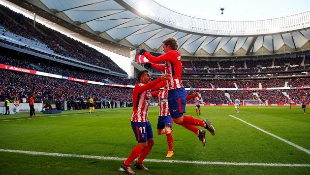 Fotbalisté Atlétika oslavují jednu z branek v utkání proti Vigu. Fotbalisté Atlétika oslavují jednu z branek v utkání proti Vigu.