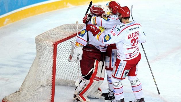 Obránce Tomáš Klouček (vpravo) nebude v příští sezóně oblékat dres Třince. Obránce Tomáš Klouček (vpravo) nebude v příští sezóně oblékat dres Třince.