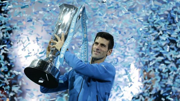 Srbský tenista Novak Djokovič s trofejí pro vítěze Turnaje mistrů. Srbský tenista Novak Djokovič s trofejí pro vítěze Turnaje mistrů.
