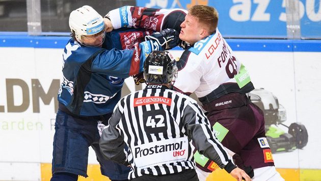 Matyáš Kantner z Plzně a Miroslav Forman ze Sparty během utkání 1. kola Tipsport extraligy. Matyáš Kantner z Plzně a Miroslav Forman ze Sparty během utkání 1. kola Tipsport extraligy.