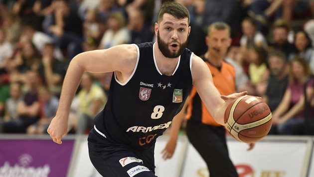 Pavel Grunt z Děčína v úvodním finále ligy basketbalistů. Pavel Grunt z Děčína v úvodním finále ligy basketbalistů.